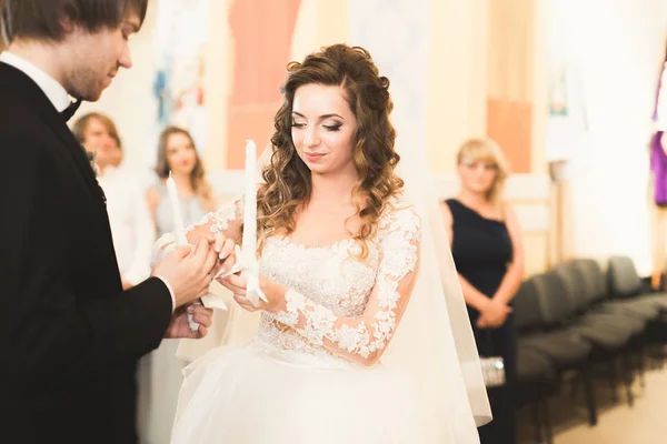 Novia y novio intercambiando anillos de boda. Elegante ceremonia oficial de pareja — Foto de Stock