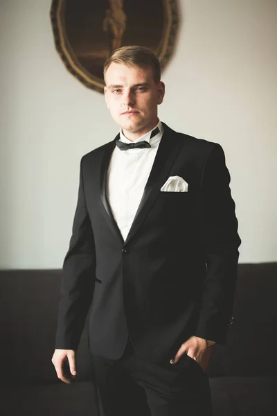 Hermoso hombre, novio posando y preparándose para la boda — Foto de Stock