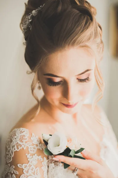 Retrato de novia hermosa con velo de moda en la mañana de la boda — Foto de Stock