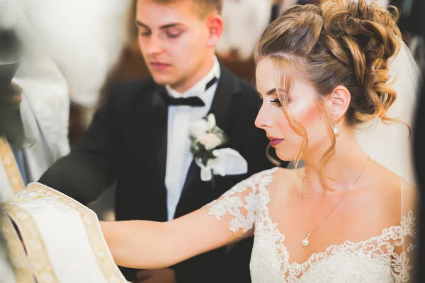 Hochzeitspaar und Bräutigam heiraten in Kirche — Stockfoto
