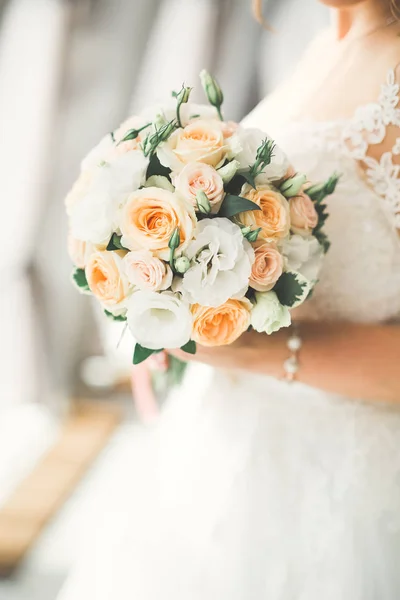 Braut hält großen und schönen Hochzeitsstrauß mit Blumen — Stockfoto