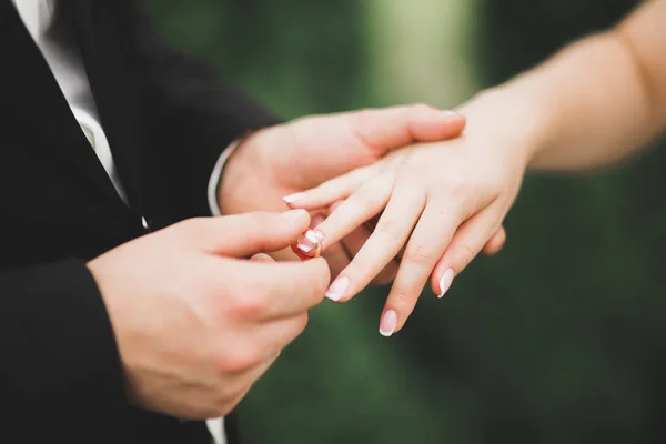 Жених и невеста обмениваются обручальными кольцами. Официальная церемония для стильной пары — стоковое фото