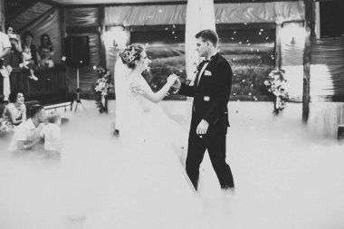 Yeni evli çiftin ilk düğün dansı.