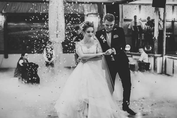 Primeira dança de casamento de casal recém-casado em restaurante — Fotografia de Stock
