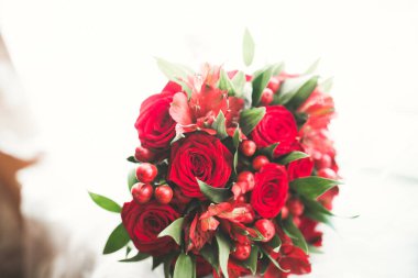 Farklı çiçeklerden oluşan lüks bir düğün buketi.