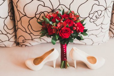 Gelin için beyaz şık düğün ayakkabıları. Yakın plan.