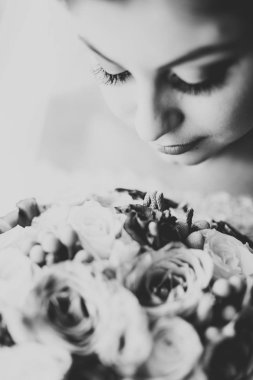 Beyaz elbiseli lüks gelin düğün törenine hazırlanırken poz veriyor.