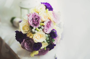 Farklı çiçeklerden oluşan lüks bir düğün buketi.