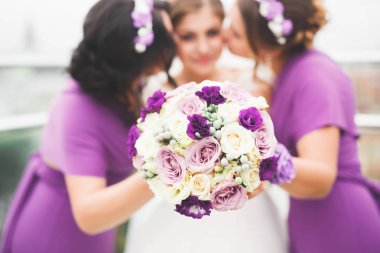 Farklı çiçeklerden oluşan lüks bir düğün buketi.