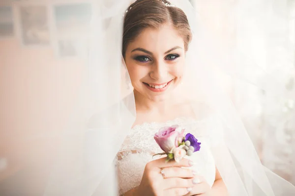 Lyxbrud i vit klänning poserar medan förbereda sig för bröllopsceremonin — Stockfoto