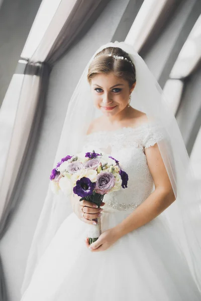 Gyönyörű menyasszony pózol esküvői ruha szabadban — Stock Fotó
