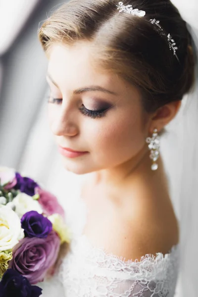 美しい花嫁は屋外でウェディングドレスを着てポーズ — ストック写真