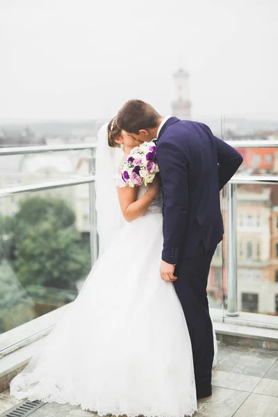 Gorgeous wedding couple posing in the old city — Stock Photo, Image