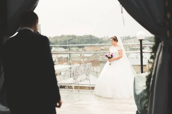 Hermosa pareja de boda posando en la ciudad vieja — Foto de Stock