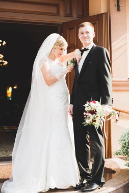 Düğün çifti kilisede evleniyor.