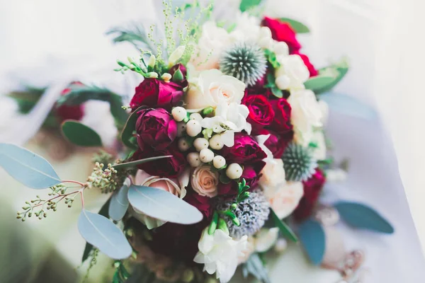 Hermoso ramo de bodas con diferentes flores, rosas — Foto de Stock