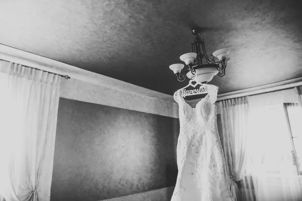 Den perfekta bröllopsklänningen i brudens rum — Stockfoto