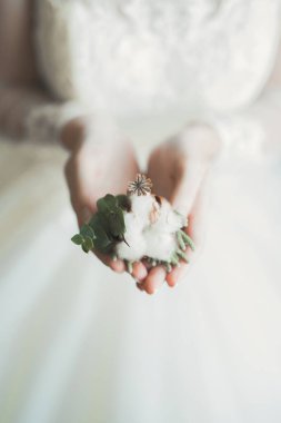 Gelin çiçekli büyük ve güzel bir düğün buketi tutuyor.