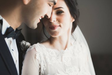Genç bir çiftin şehvetli portresi. Açık hava.