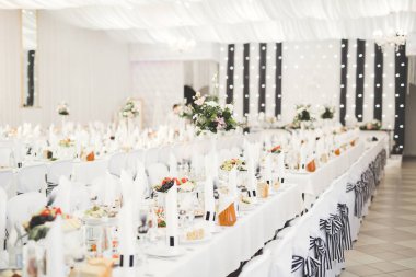 Düğün töreni için hazırlanmış bir restoranın içinde.