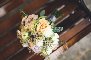 Farklı çiçeklerle güzel bir düğün buketi, güller