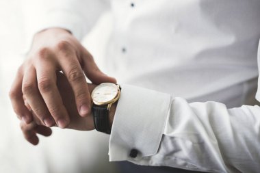 Güzel adam, damat poz veriyor ve düğüne hazırlanıyor.