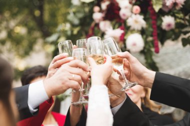 Gelin ve damat bardak şampanya ile