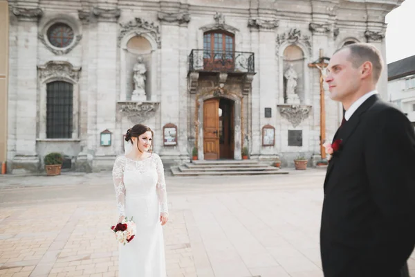 Couple de mariage marié de luxe, mariée et marié posant dans la vieille ville — Photo