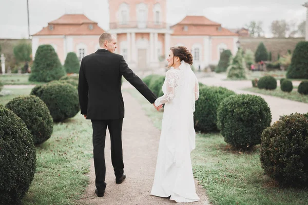 Casamento casal noiva e noivo de mãos dadas — Fotografia de Stock