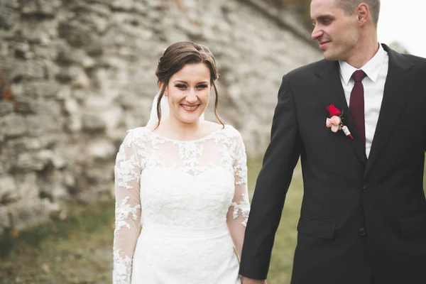 Fantastisk glad glad mild elegant vacker romantisk kaukasiska par på bakgrunden antika barock slott — Stockfoto