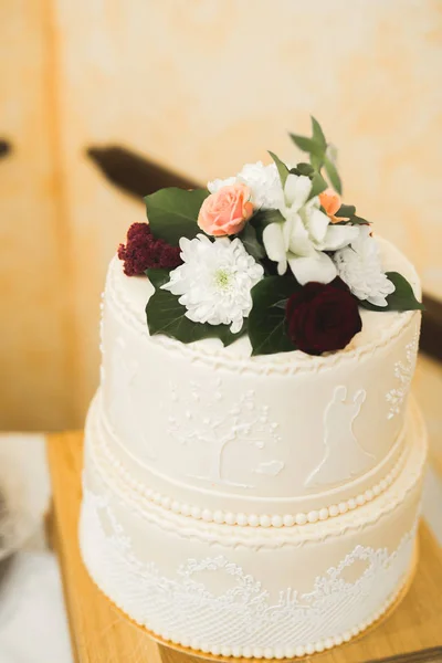 Gâteau de mariage décoré de luxe sur la table — Photo