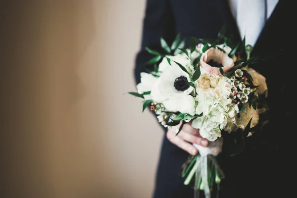 Maravilhoso bouquet de casamento de luxo de flores diferentes — Fotografia de Stock