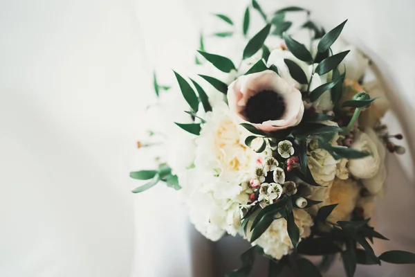 Krásná svatební kytice s různými květinami, růže — Stock fotografie