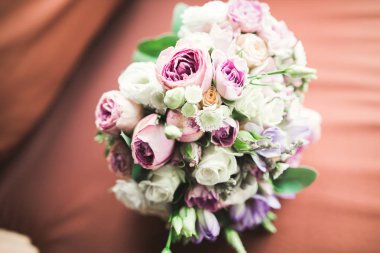 Farklı çiçeklerle güzel bir düğün buketi, güller