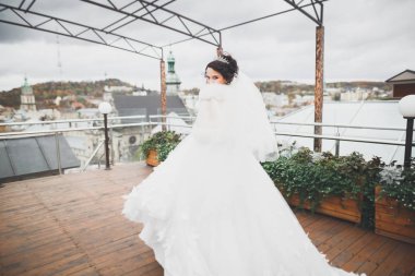 Güzel gelin şehirde mükemmel elbise ile iplik