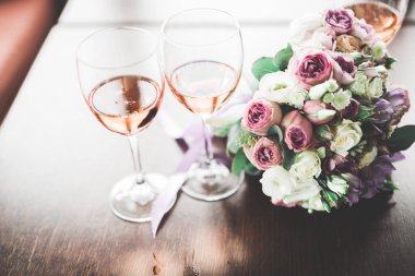 Masasında şampanya olan lüks bardaklar.