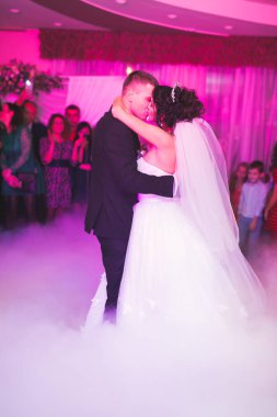 Güzel bir düğün çifti yeni evlendi ve ilk danslarını ediyorlar.