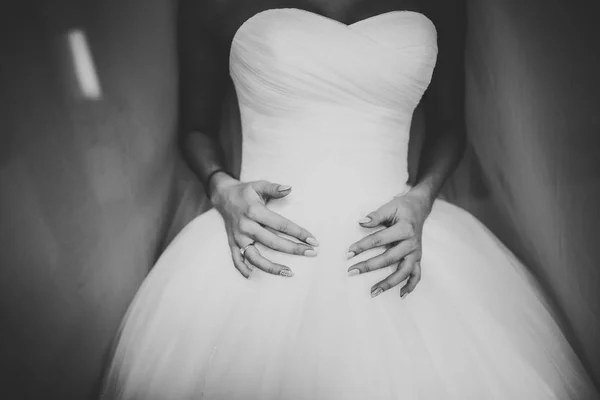 Luksusowa panna młoda w białej sukni pozowanie podczas przygotowań do ceremonii ślubnej — Zdjęcie stockowe
