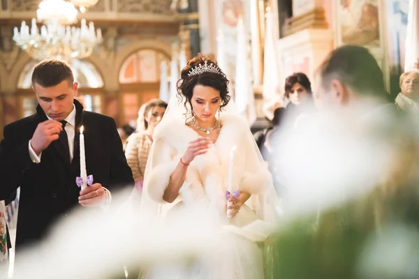 Hochzeitspaar und Bräutigam heiraten in Kirche — Stockfoto