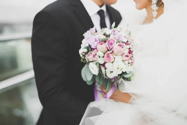 Brud som håller stor och vacker bröllopsbukett med blommor — Stockfoto