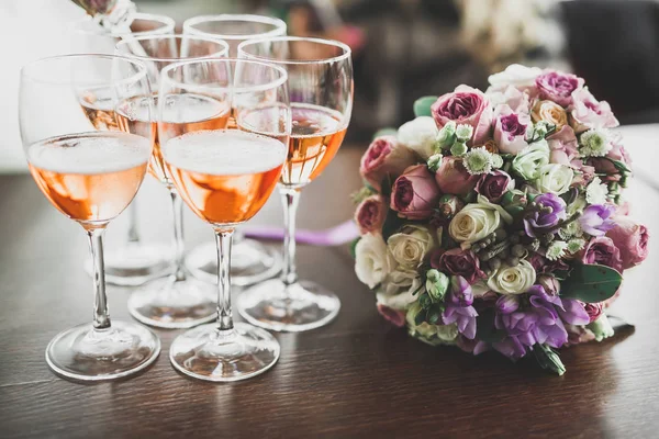 Luxe glazen met champagne op tafel — Stockfoto