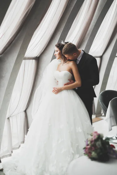 Casal feliz encantador do casamento, noiva com vestido branco longo posando na cidade bonita — Fotografia de Stock