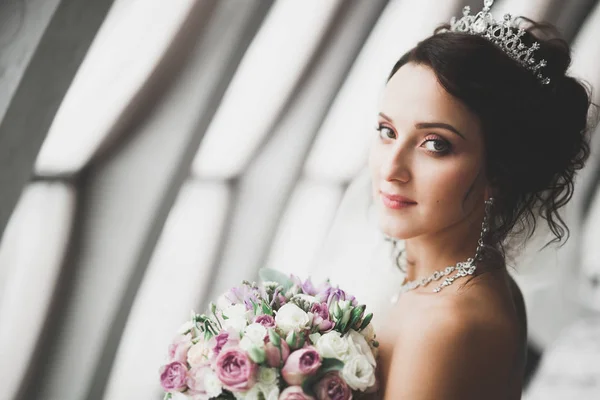 美丽的新娘的画像，长发，花束茂密 — 图库照片