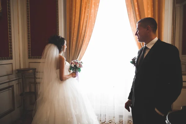 Perfekt par brud, brudgum poserar och kysser på sin bröllopsdag — Stockfoto