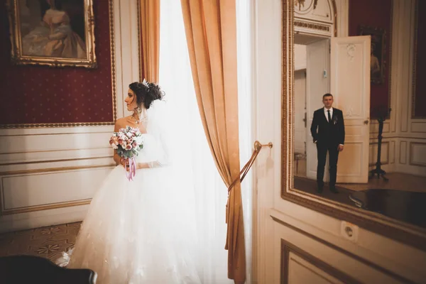 Beautiful luxury bride in elegant white dress — Stock Photo, Image