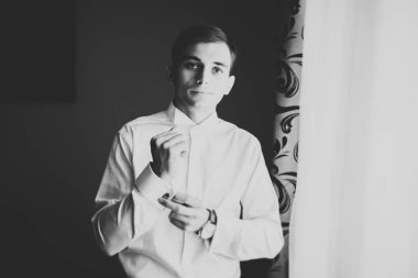 Güzel adam, damat poz veriyor ve düğüne hazırlanıyor.