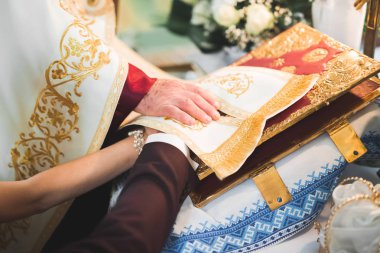 Törenden sonra kilisede poz veren evli çift.