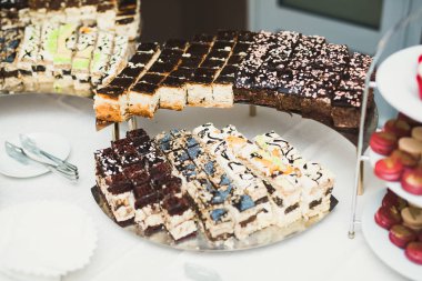 Çeşitli lezzetli tatlılar, yemek fikirleri ve kutlamalarla dolu bir büfe.