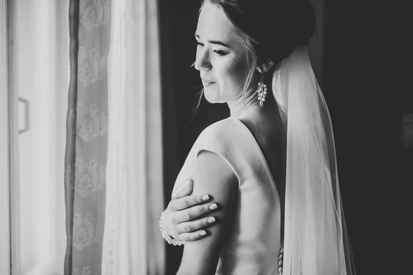 Luksusowa panna młoda w białej sukni pozowanie podczas przygotowań do ceremonii ślubnej — Zdjęcie stockowe