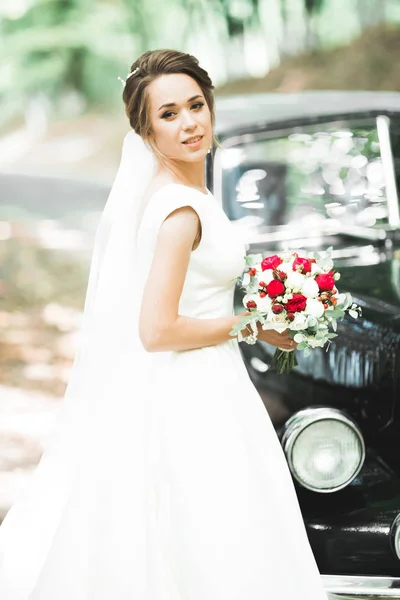 Красива модна наречена в весільній сукні позує — стокове фото